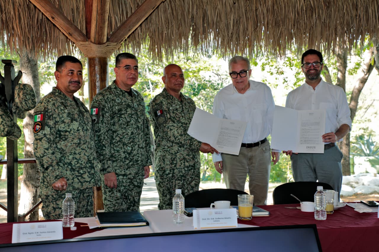 Rocha entrega al general Briseño el título de propiedad del cuartel militar en Badiraguato
