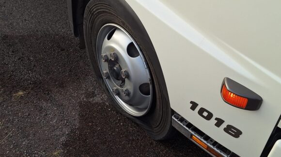 Arrojan ponchallantas sobre la autopista Benito Juárez antes de llegar a la caseta de Angostura, Sinaloa; decenas de unidades resultan dañadas
