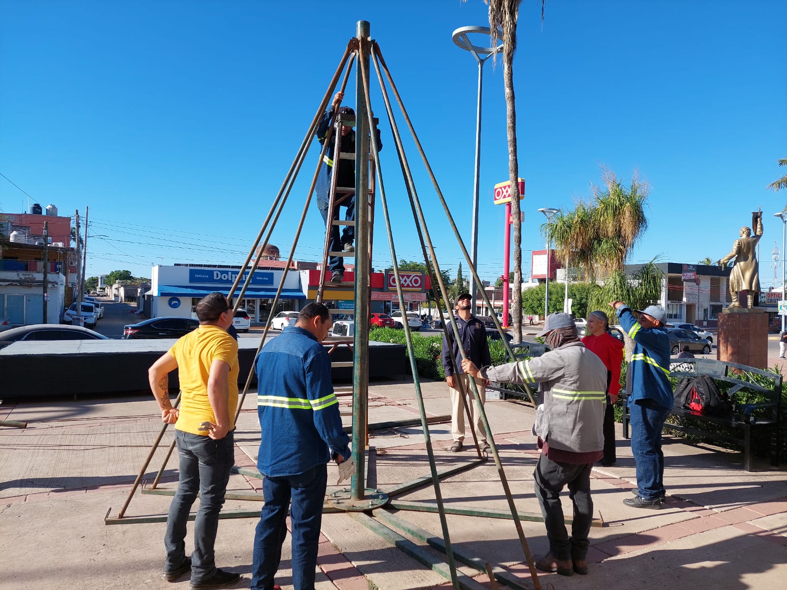 Inician trabajos de decoración navideña en Guamúchil