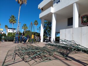 Inician trabajos de decoración navideña en Guamúchil