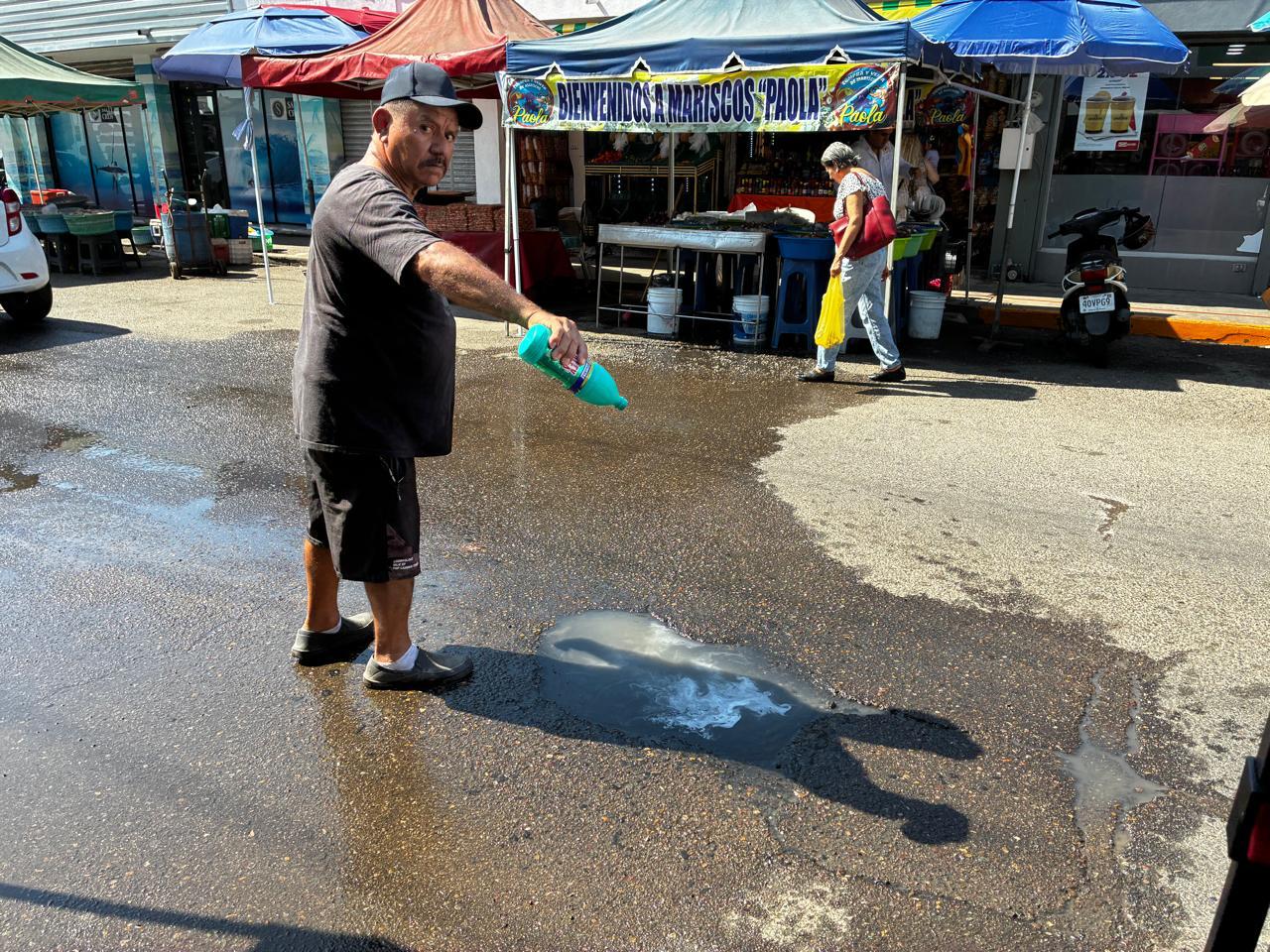 Derrame de aguas negras en el Centro de Mazatlán, Sin.