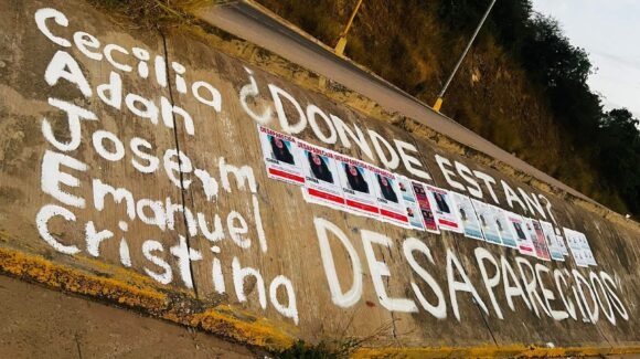 ‘Ojalá no las quiten, solo mostramos nuestro sentir’: Instalan más lonas por desaparecidos en Mazatlán, Sinaloa