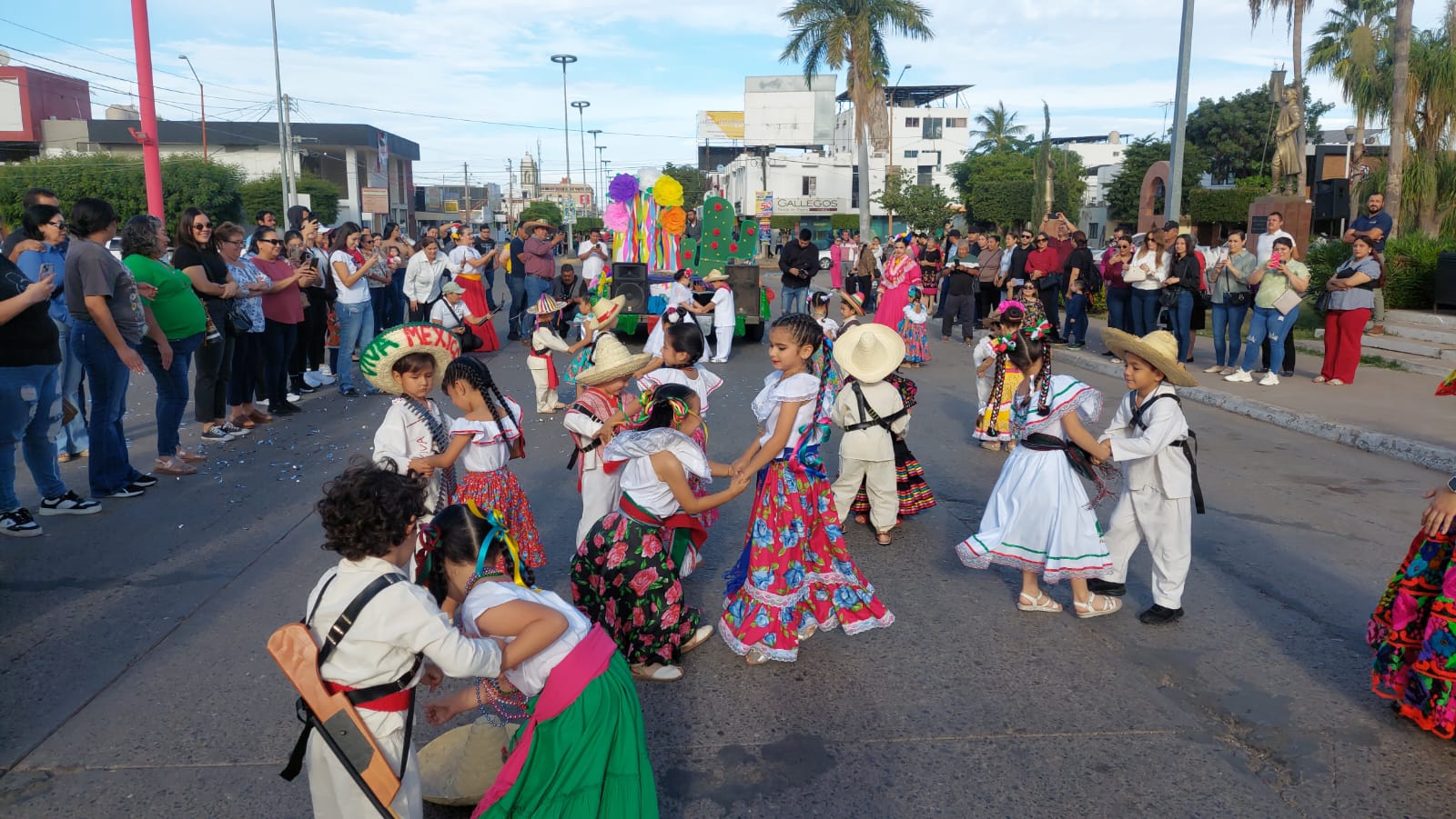 desfile 20 de noviembre en salvador alvarado