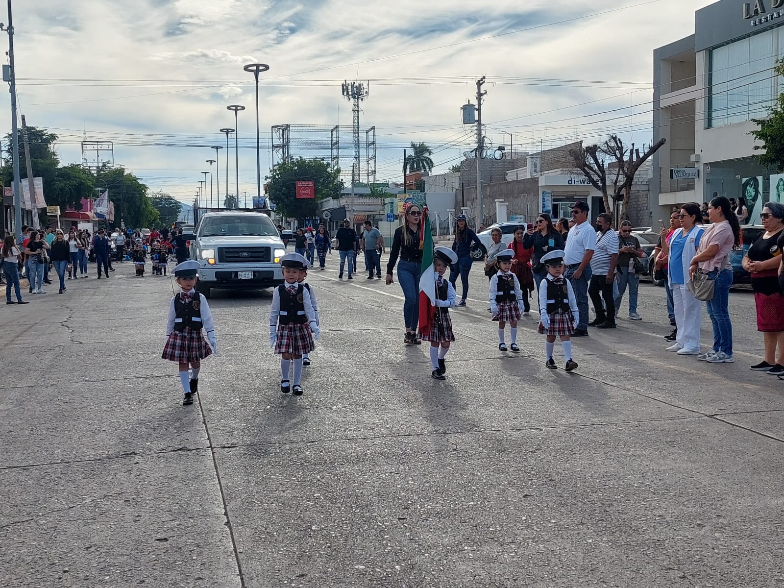 desfile 20 de noviembre en salvador alvarado