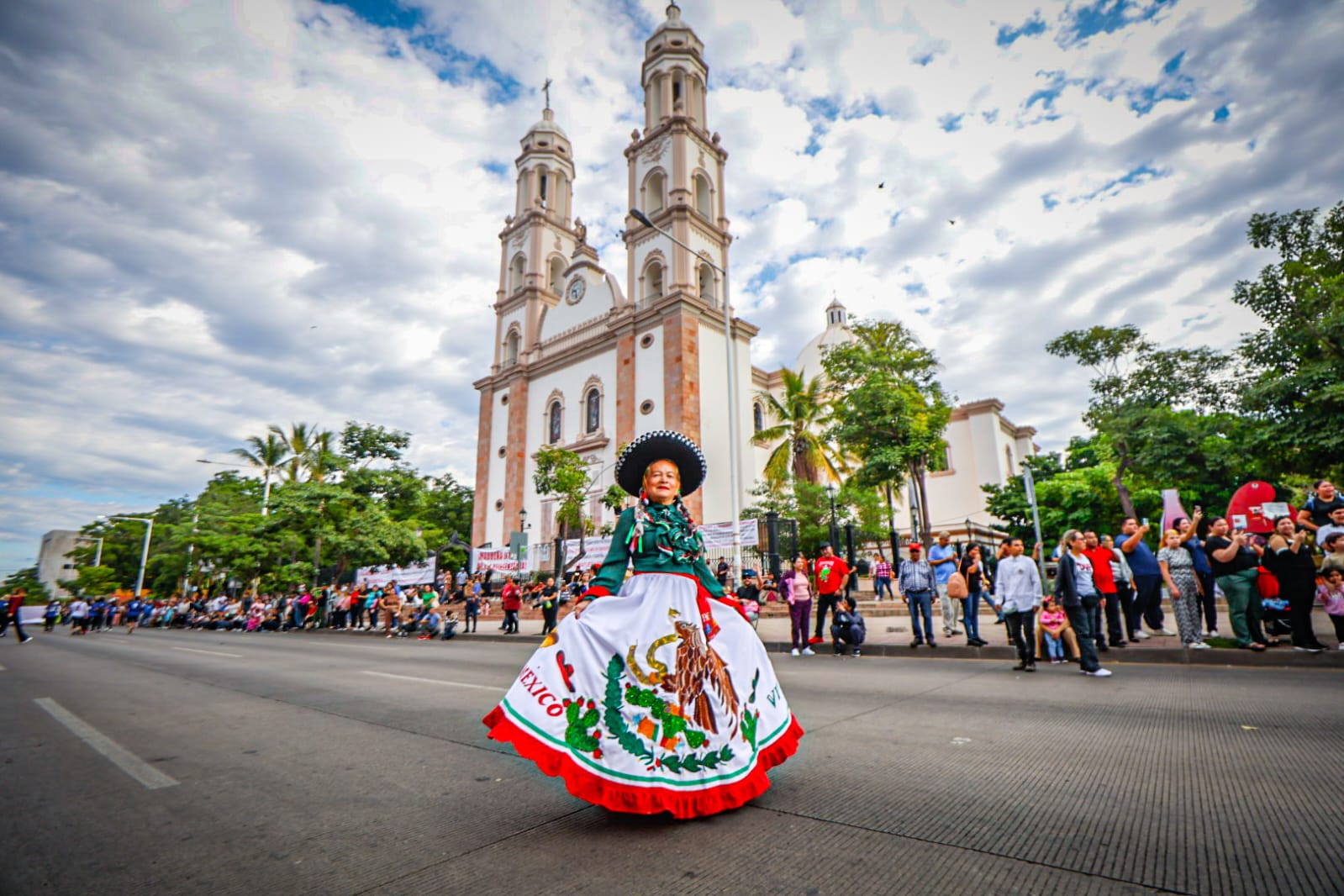 Desfile por el 115 aniversario de la Revolución Mexicana en Culiacán, Sinaloa