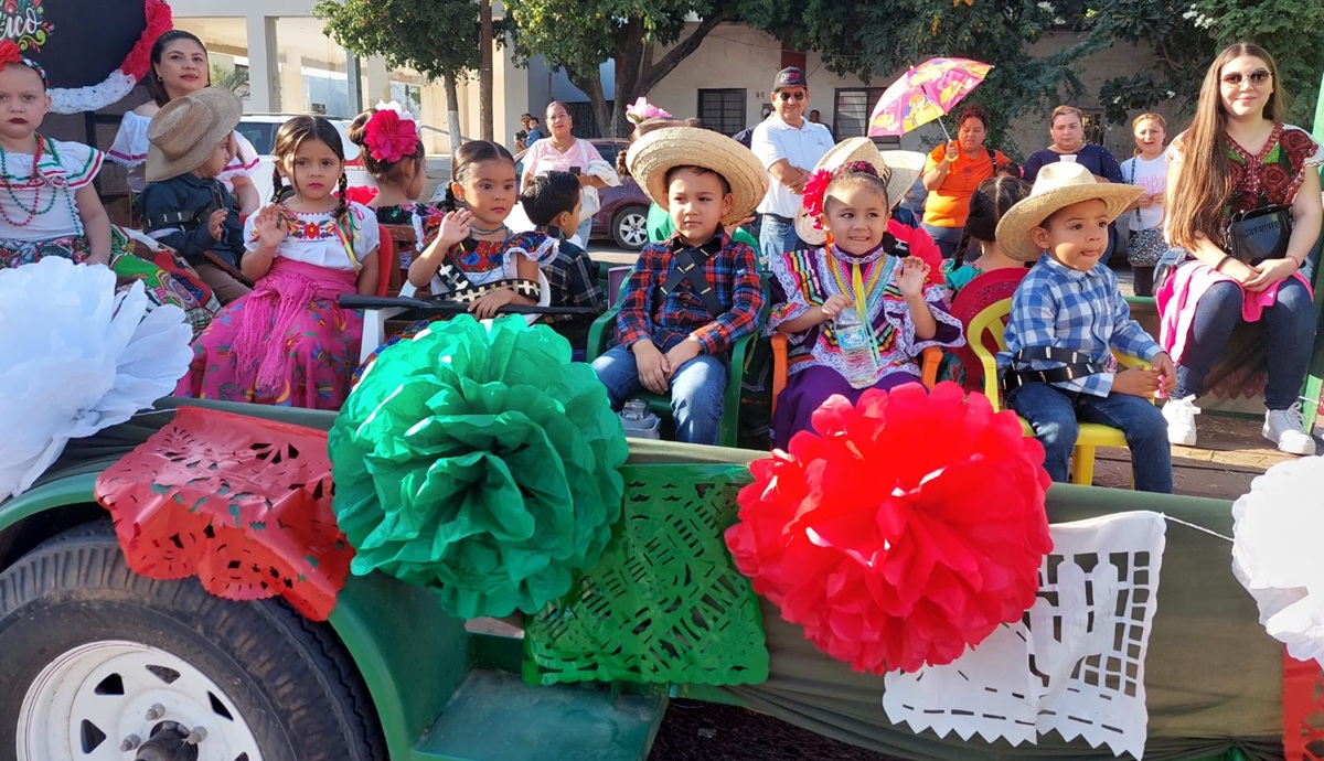 Desfile del Día de la Revolución en Guamúchil