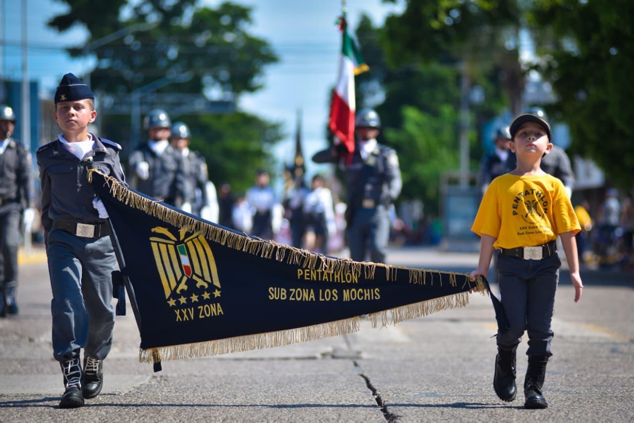Desfile del Día de la Revolución en Los Mochis