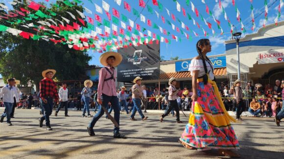 Más de 8 mil desfilan este 20 de noviembre por el 115 aniversario de la Revolución Mexicana, en Guasave, Sinaloa