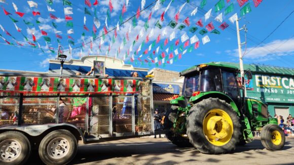 Casi 3 toneladas de basura generó desfile Revolucionario en Guasave, Sinaloa