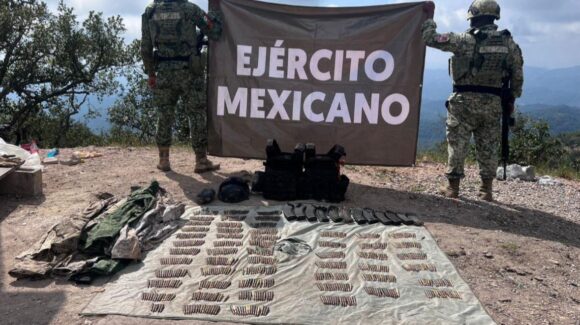 Aseguran campamento con municiones y equipo táctico en la sierra de Concordia, Sinaloa