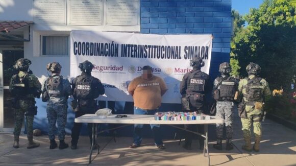 Llevaba una pistola, vapeadores y droga en una maleta; detienen a un hombre en Culiacán, Sinaloa