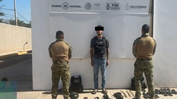 ¡Portaba chaleco antibalas! Detienen a un hombre en Eldorado, Sinaloa, con armas largas y 8 radios
