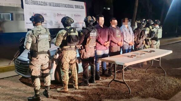¡Intentaron huir! Detienen a 3 sujetos con armas y un auto robado en Culiacán, Sinaloa