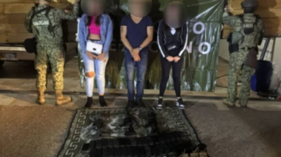 Con armas largas y droga detienen a dos mujeres y un hombre en Colinas de San Miguel, Culiacán, Sinaloa