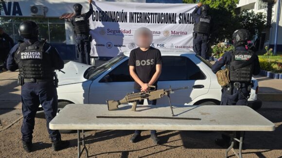 Detienen a hombre con una ametralladora Minimi, 100 cartuchos y un Tsuru en La Conquista en Culiacán, Sinaloa