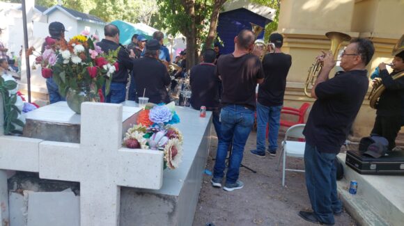 Familias en Salvador Alvarado, Sinaloa honran a sus difuntos con flores, música y recuerdos en el Día de Muertos