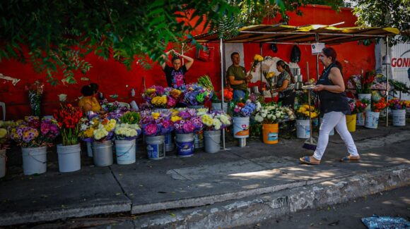 Logran buenas ventas floristas de Los Mochis durante el Día de Muertos, pese a presencia de “golondrinos”