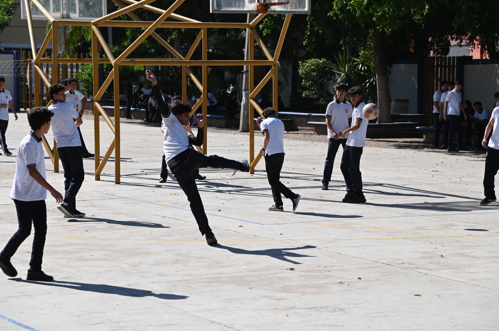 Funcionarios de la UAS atienden a estudiantes de la preparatoria Central Diurna