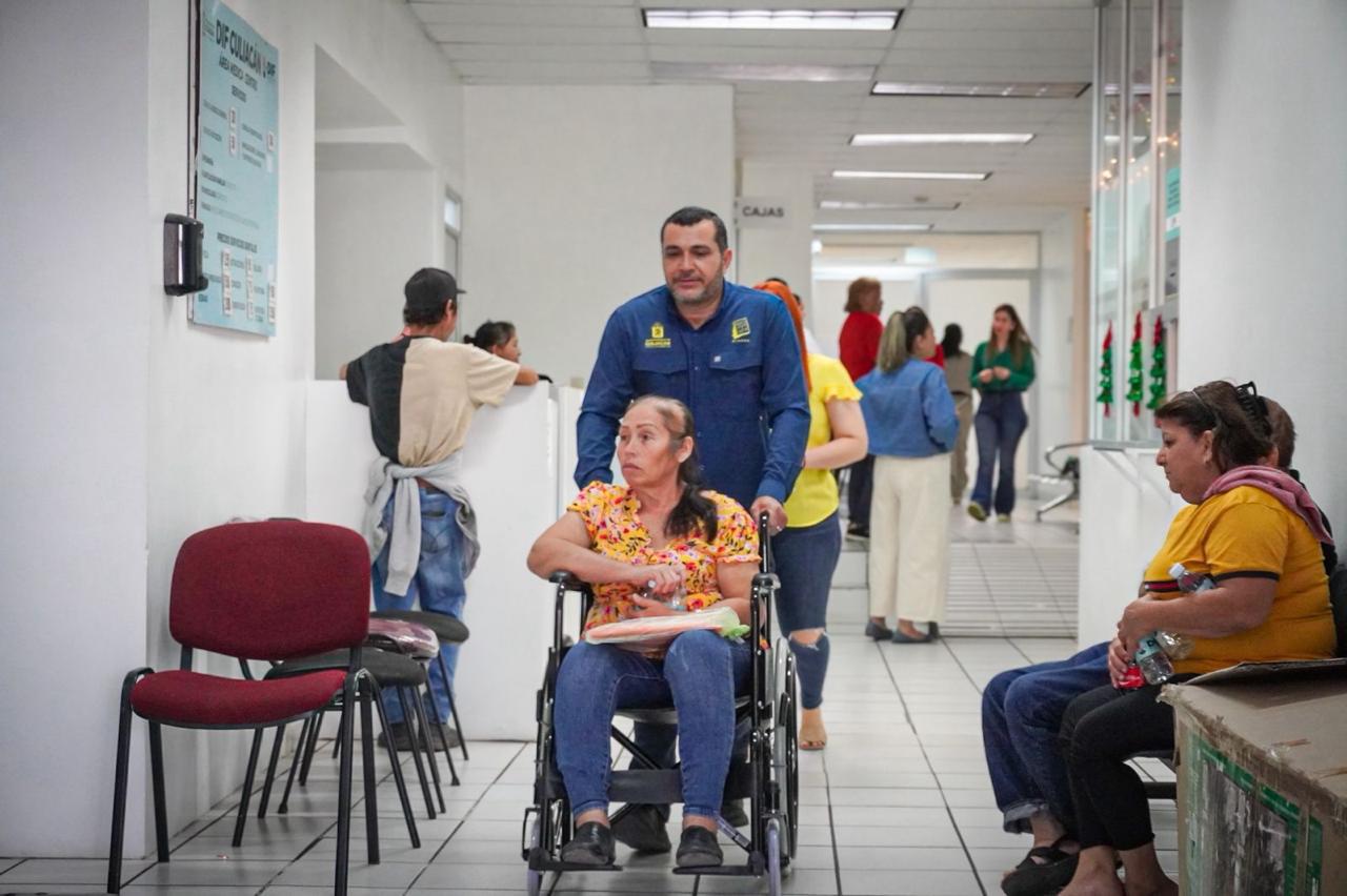 DIF Culiacán entrega sillas de ruedas a sectores vulnerables