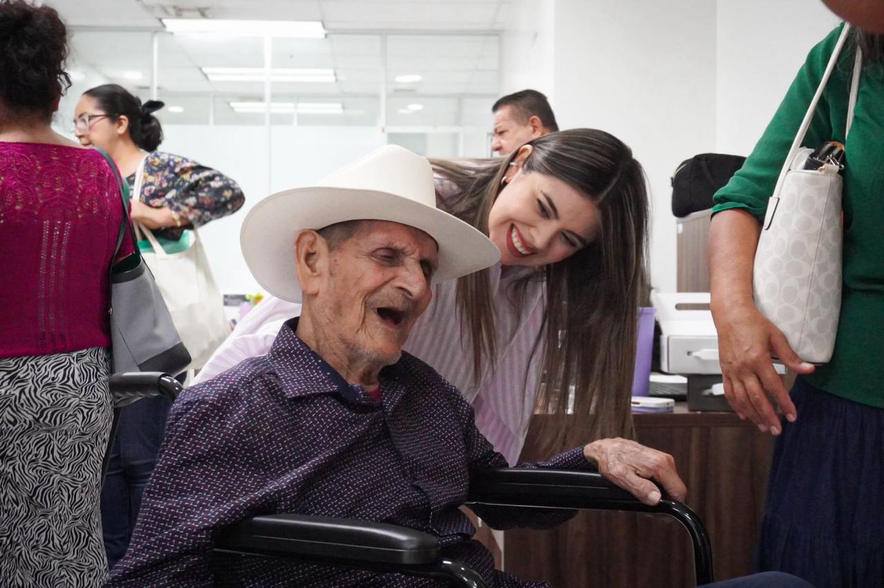 DIF Culiacán entrega sillas de ruedas a sectores vulnerables