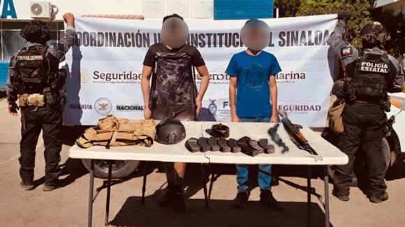 Con dos armas largas detienen a dos hombres en la colonia Estela Ortiz de Culiacán, Sinaloa