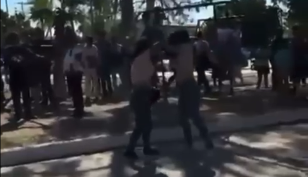 Dos jovencitas se traman a golpes en plazuela del Valle del Carrizo, Ahome