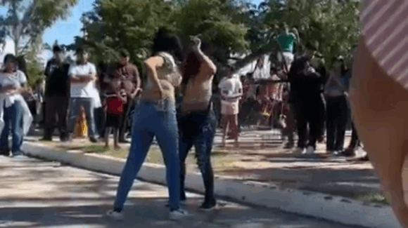 Jovencitas se traman a golpes en la plazuela de El Carrizo en Ahome, Sinaloa