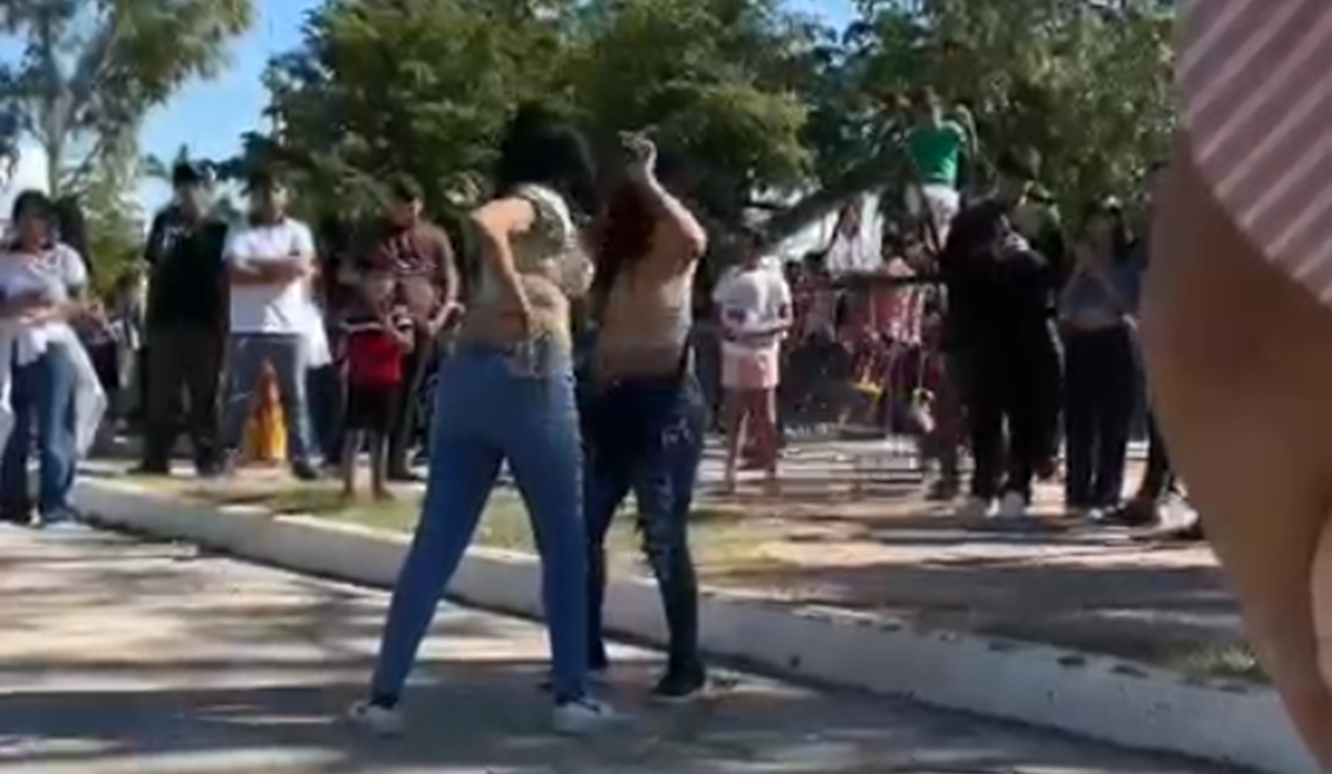 Dos jovencitas se traman a golpes en plazuela del Valle del Carrizo, Ahome
