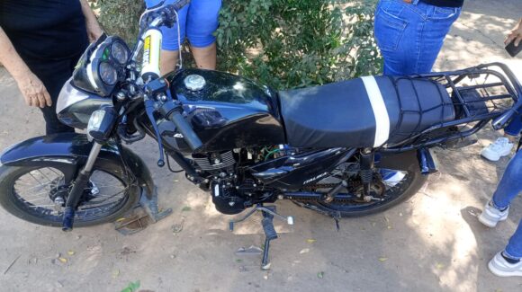 Dos adolescentes ingresan a un hospital tras derrapar en una moto en el ejido Mayocoba, Ahome, Sinaloa