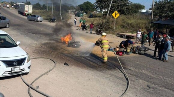 Colisionan motocicletas provocando incendio en Villa Unión, Sinaloa; hay dos lesionados