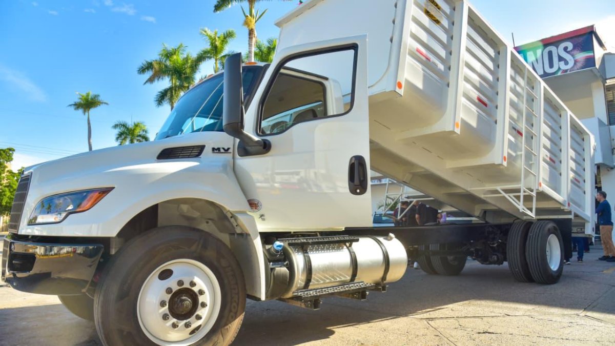 dotan de unidades y equipo a areas del ayuntamiento de ahome camion dompe