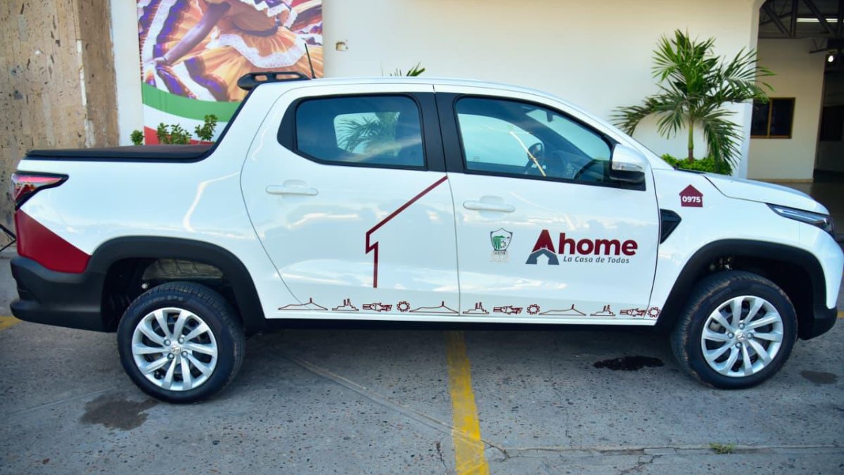 dotan de unidades y equipo a areas del ayuntamiento de ahome camioneta