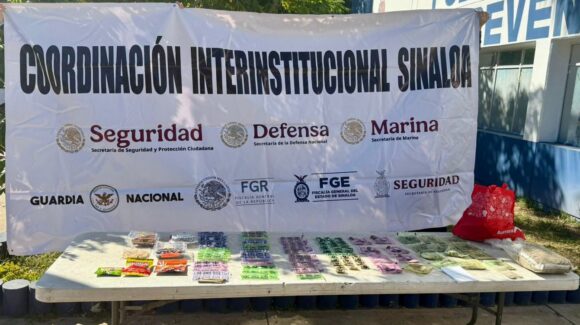 Huye y arroja una bolsa de supermercado repleta de dosis de droga en la carretera Culiacán-Culiacancito