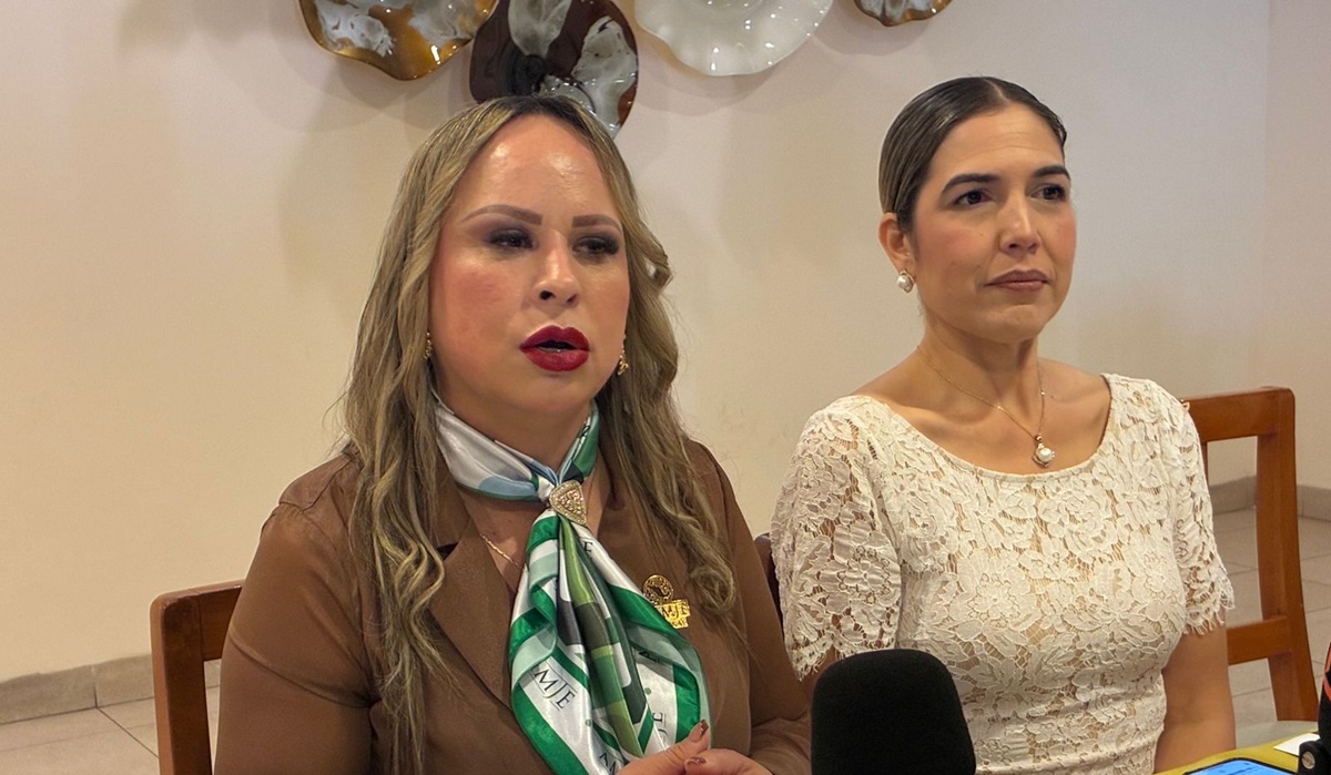 Dulce Ruiz, presidenta de Ammje Los Mochis y Angelina Valenzuela, titular estatal de Prodecon