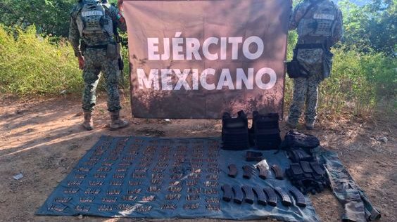 Personal del Ejército Mexicano localiza campamento clandestino y asegura armamento en Concordia, Sinaloa