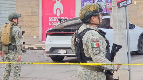 Ejecutan a balazos a un hombre en su vehículo afuera de una farmacia en la colonia Miguel Hidalgo de Culiacán, Sinaloa