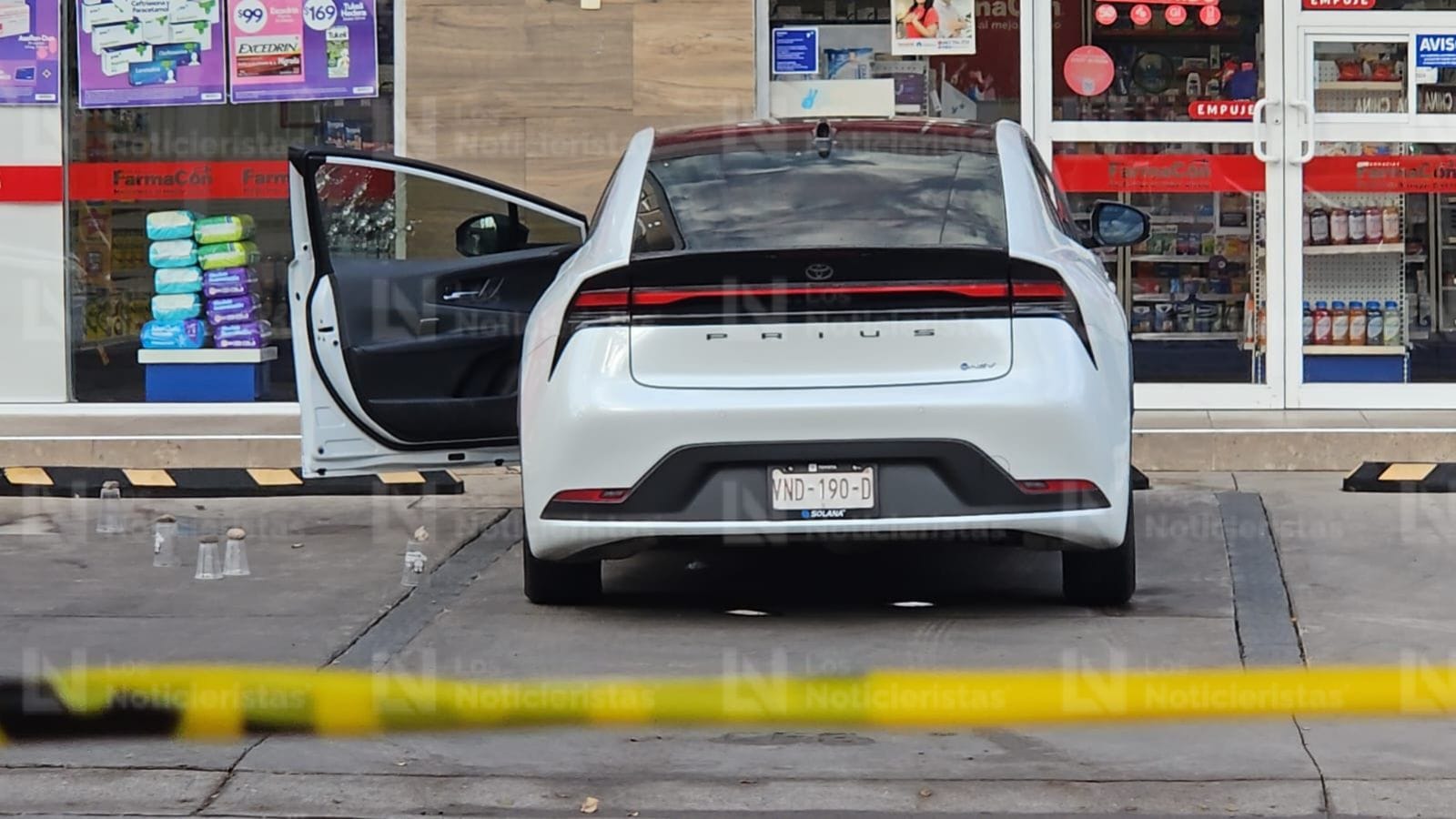 el hombre quedo a bordo de su auto de lujo (2)