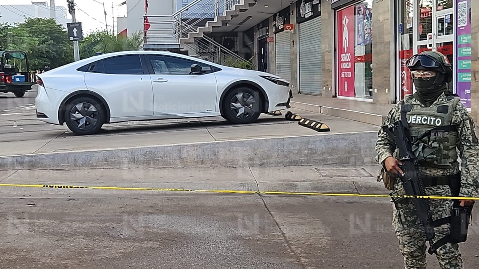el hombre quedo a bordo de su auto de lujo
