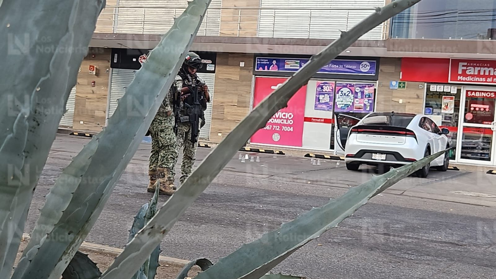 el hombre quedo a bordo de su auto de lujo