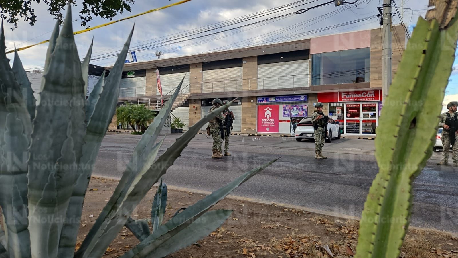 el hombre quedo a bordo de su auto de lujo