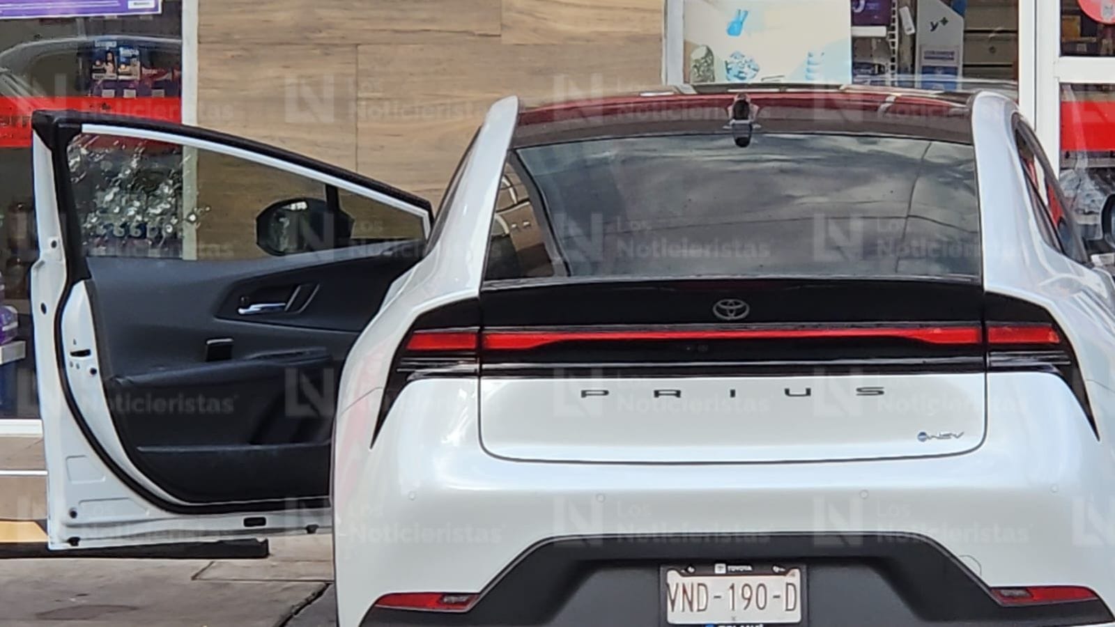 el hombre quedo a bordo de su auto de lujo