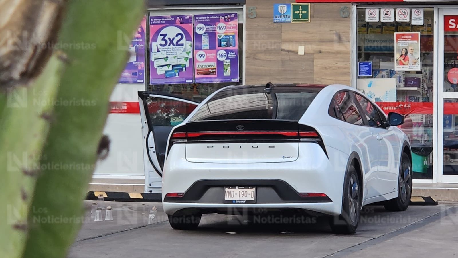 el hombre quedo a bordo de su auto de lujo