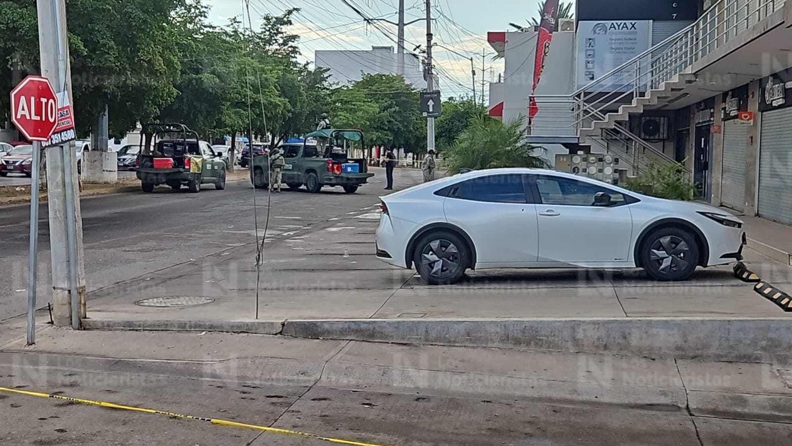 el hombre quedo a bordo de su auto de lujo
