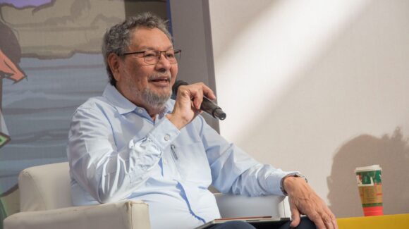 El escritor sinaloense Élmer Mendoza gana el premio “Jorge Ibargüengoitia”