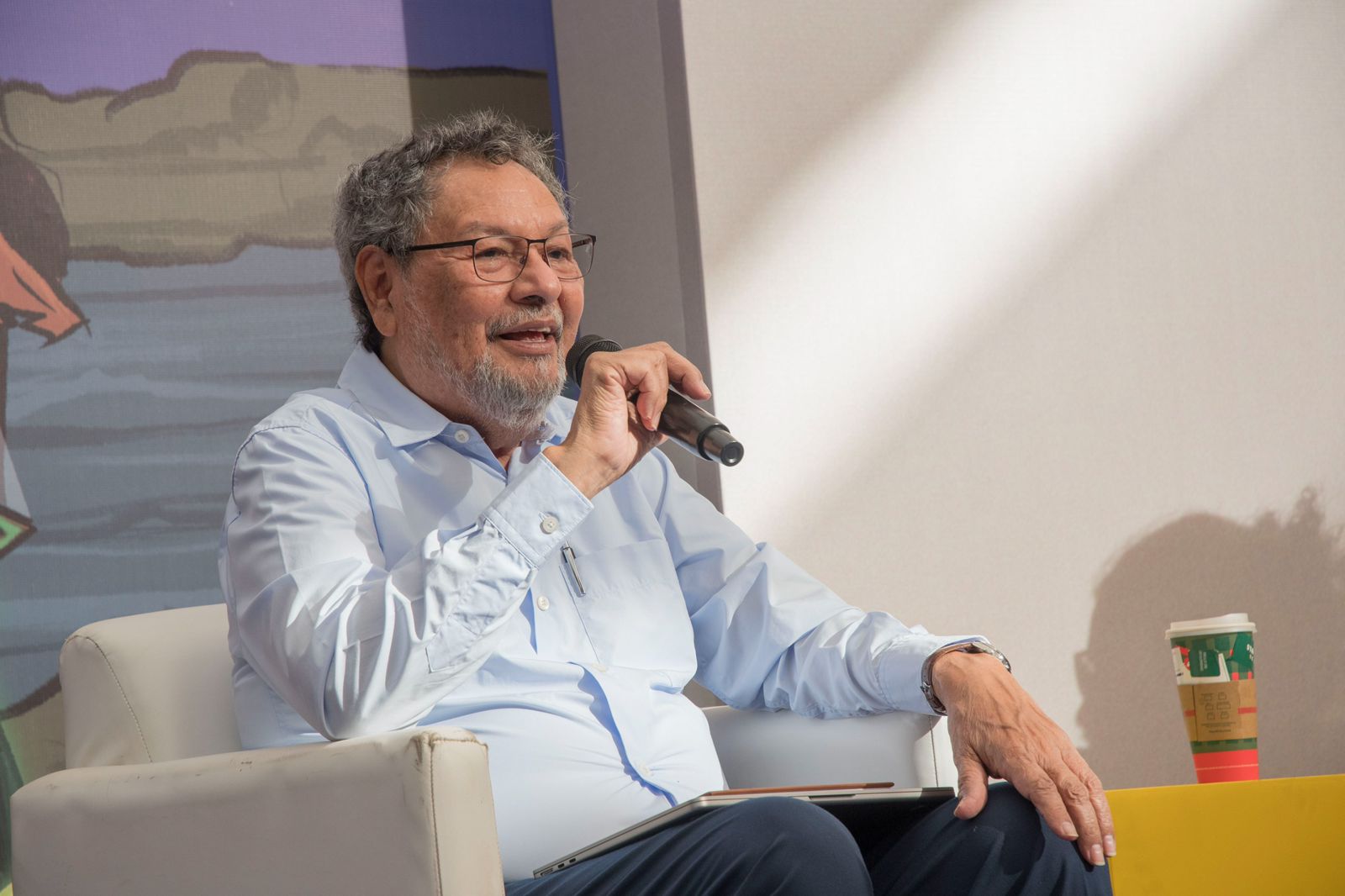 Élmer Mendoza, escritor