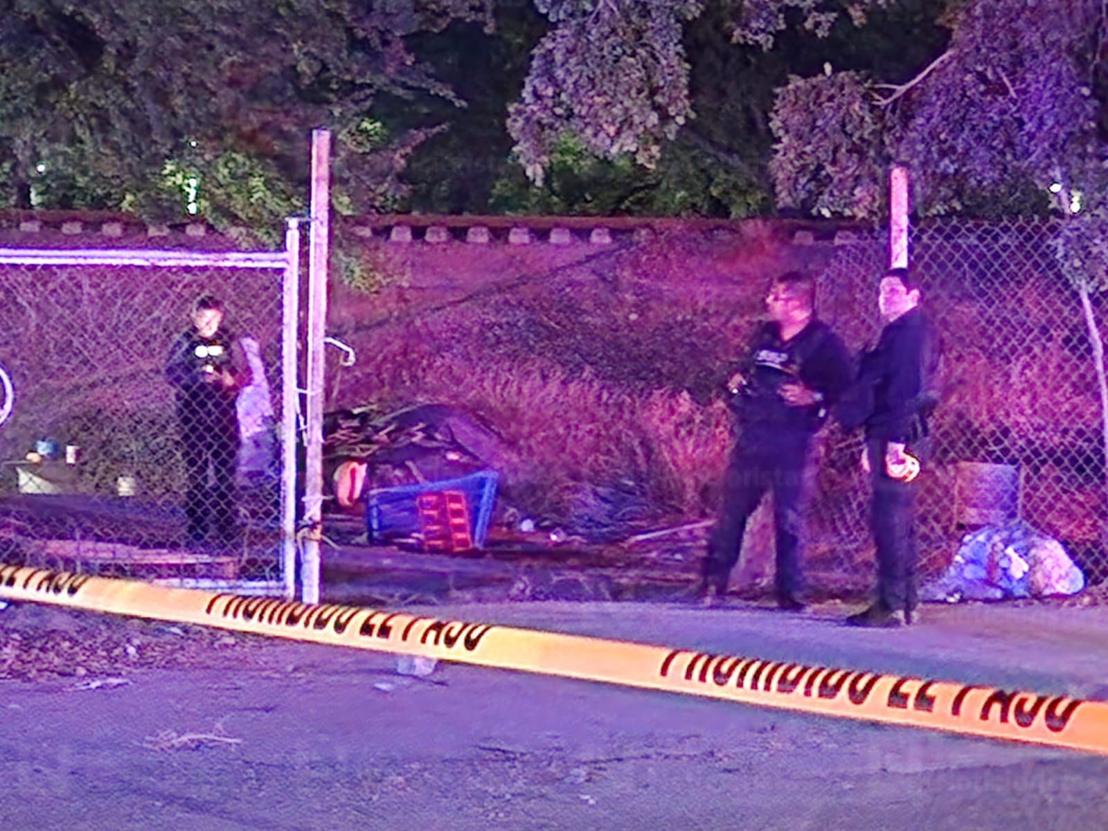 Policías resguardan lugar donde un hombre fue ejecutado en Culiacán