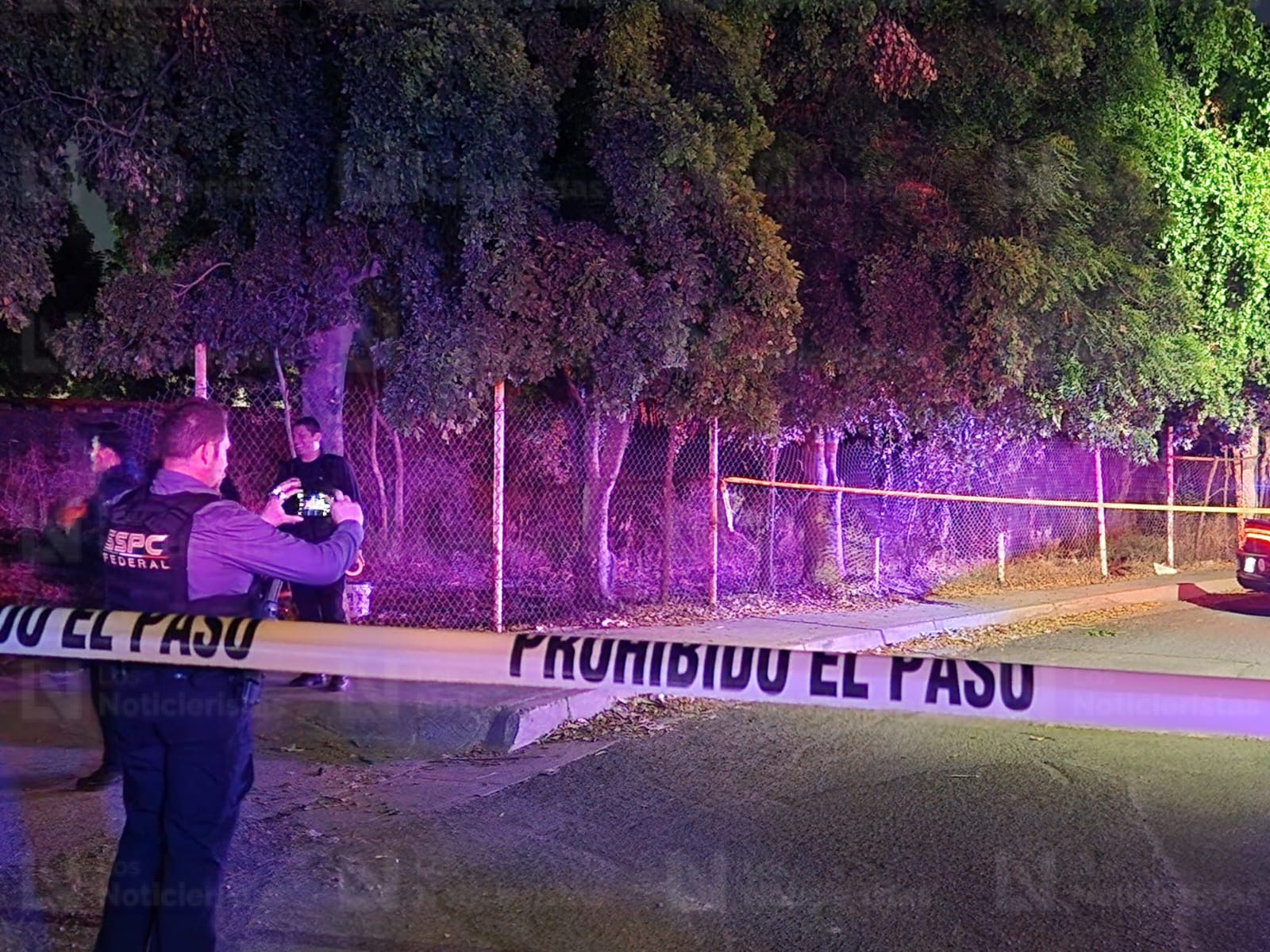 Policías resguardan lugar donde un hombre fue ejecutado en Culiacán