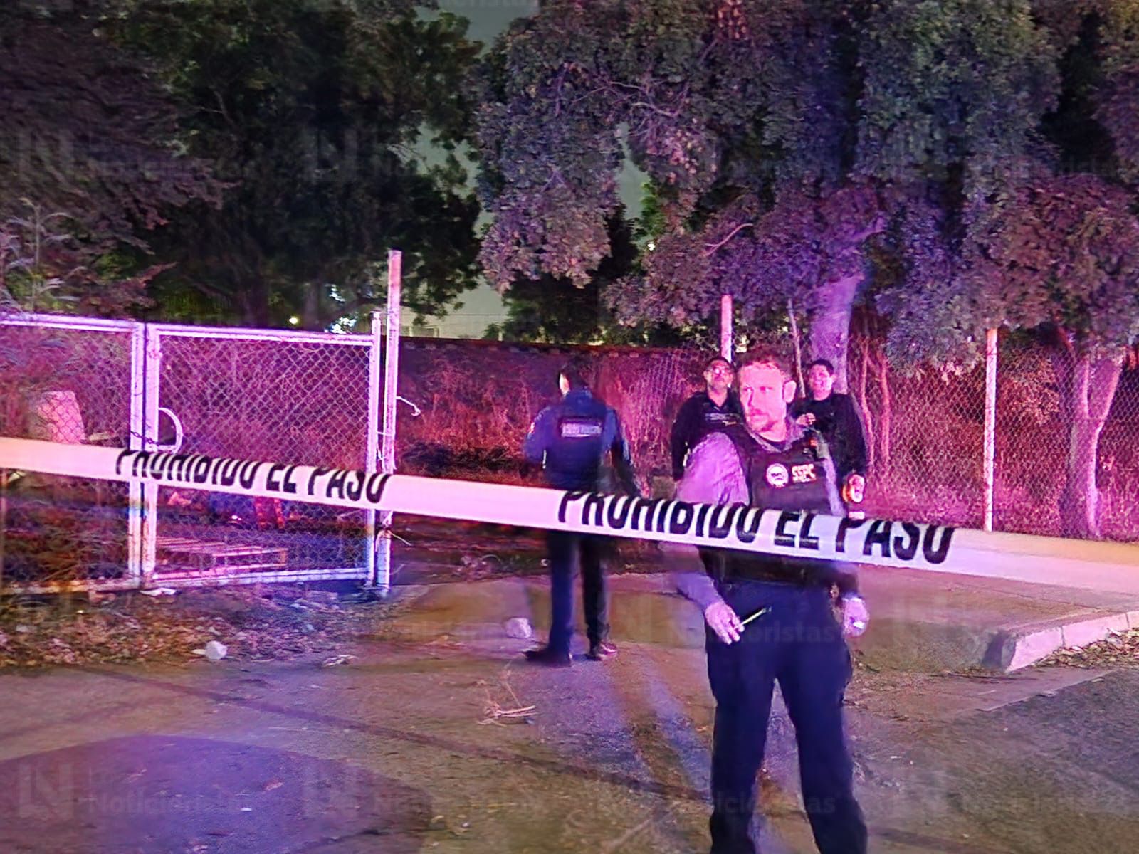 Policías resguardan lugar donde un hombre fue ejecutado en Culiacán