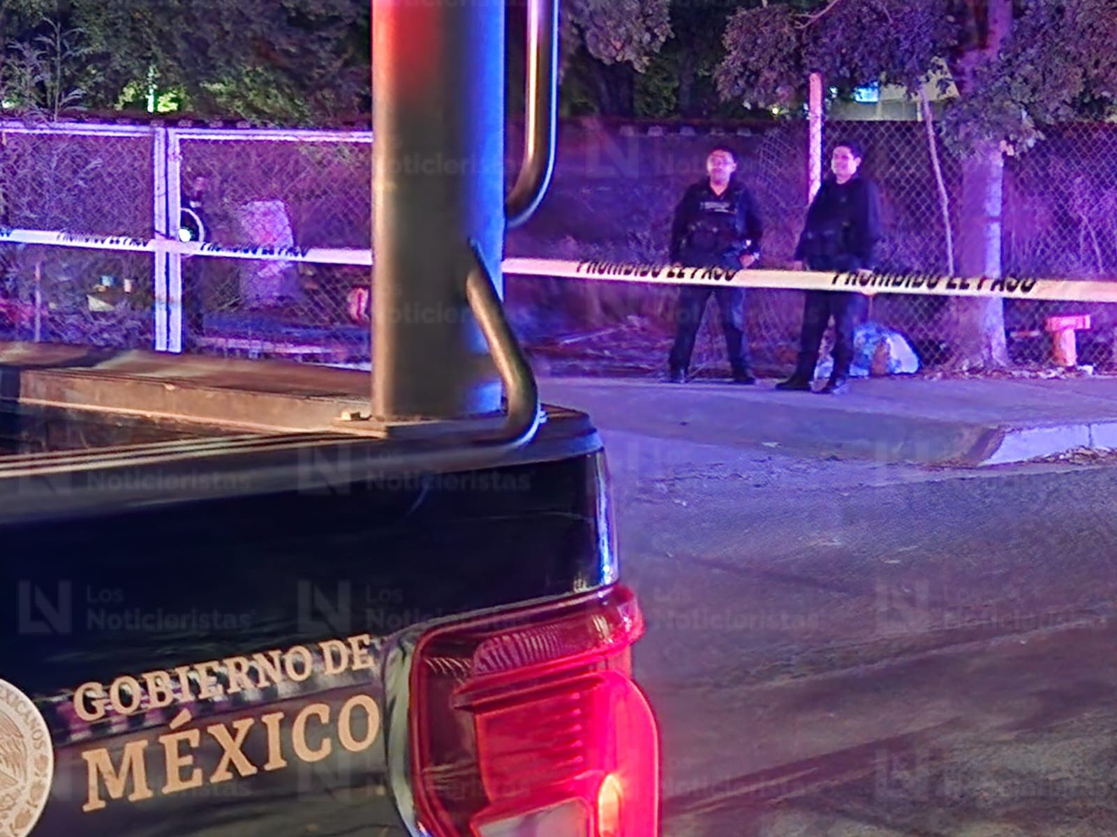 Policías resguardan lugar donde un hombre fue ejecutado en Culiacán