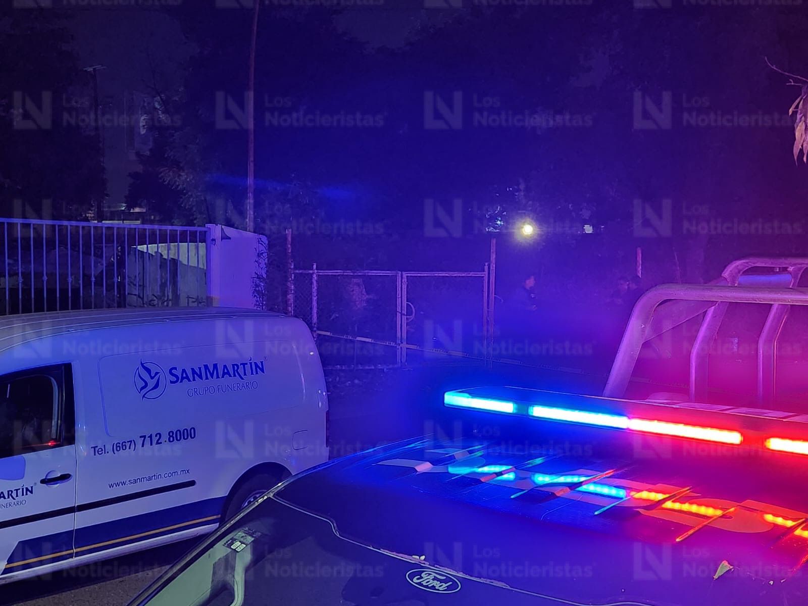 Policías resguardan lugar donde un hombre fue ejecutado en Culiacán